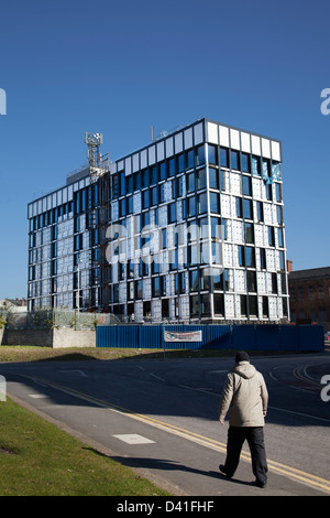 Bardage et isolation sur l'immeuble de bureaux de British Telecom en cours de rénovation par Balfour Beatty pour Blackburn College, Lancashire, UK Banque D'Images