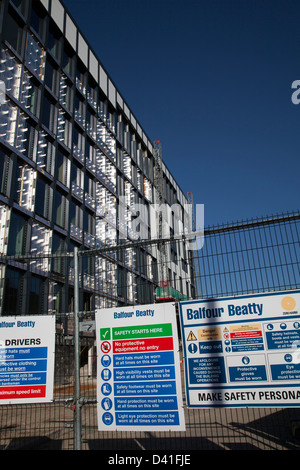 Bardage et isolation sur l'immeuble de bureaux de British Telecom en cours de rénovation par Balfour Beatty pour Blackburn College, Lancashire, UK Banque D'Images