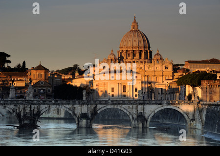 Italie, Rome, Tibre, pont Sant'Angelo et basilique Saint-Pierre à l'aube Banque D'Images