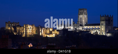 Une vue de la Cathédrale et château de Durham Durham en ville illuminée la nuit comme vu à partir de la gare de Durham Banque D'Images