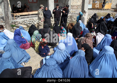 La police uniforme Afghan parler aux femmes au cours d'une présentation de recrutement 25 février 2013 dans la province de Khost, en Afghanistan. Banque D'Images