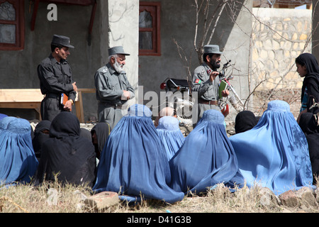 La police uniforme Afghan parler aux femmes au cours d'une présentation de recrutement 25 février 2013 dans la province de Khost, en Afghanistan. Banque D'Images