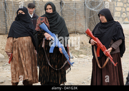 Les femmes exercent la police uniforme Afghan armes formation mannequin lors d'un exercice de formation, 25 février 2013 dans la province de Khost, en Afghanistan. Banque D'Images