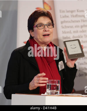 Berlin, Allemagne. 1er mars 2013. Offel-Grohmann Anita de la gestion du programme au Club Bertelsmann présente l'eReader tolino à Berlin. Leader Allemand Weltbild, libraires Thalia, Hugendubel Bertelsmann Club et mettront en commun leurs compétences de lecture numérique à l'avenir. Les partenaires retour à la nouvelle marque tolino. Photo : JOERG CARSTENSEN/dpa/Alamy Live News Banque D'Images