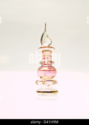 Un flacon de parfum en verre rose miniature d'Egypte Banque D'Images