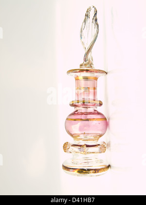 Un flacon de parfum en verre rose miniature d'Egypte Banque D'Images