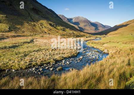 Gatesgarthdale Fleetwith Beck honister pass avec Pike dans la distance Banque D'Images