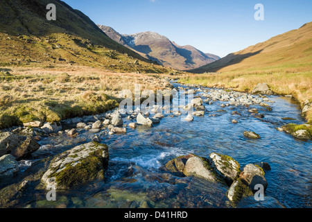 Gatesgarthdale Fleetwith Beck honister pass avec Pike dans la distance Banque D'Images