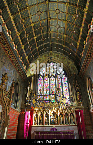 L'autel principal et fenêtre à l'église de St Giles Cheadle Staffordshire personnel conçu par A. Pugin et connu sous le nom de gem Pugins Banque D'Images