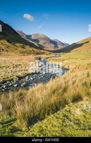 Gatesgarthdale Fleetwith Beck honister pass avec Pike dans la distance Banque D'Images