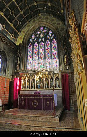 L'autel principal et fenêtre à l'église de St Giles Cheadle Staffordshire personnel conçu par A. Pugin et connu sous le nom de gem Pugins Banque D'Images