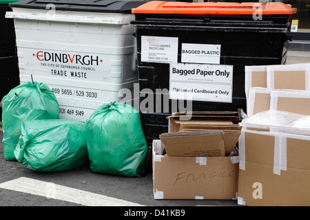 En attente pour la collecte des déchets commerciaux dans la George Street, dans le centre-ville d'Édimbourg, Écosse, Royaume-Uni Banque D'Images