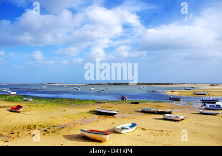 Les petits bateaux sur Ria Formosa, l'Algarve, Portugal Banque D'Images