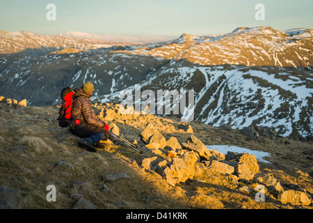 Walker en admirant la vue depuis le sommet de Brandreth, Cumbria, Parc National de Lake District, England, UK Banque D'Images