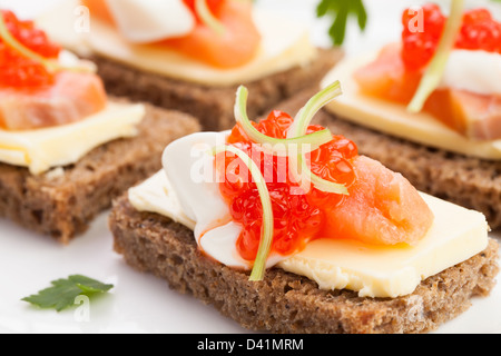 Sandwiches au saumon caviar on white Banque D'Images