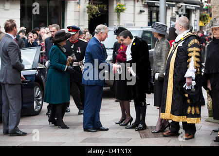 Le Prince de Galles (Prince Charles) et la duchesse de Cornouailles assister à un service de jour St Davids à St Jean le Baptiste l'église paroissiale de la ville de Cardiff au Pays de Galles. assister à un service de jour St Davids au St John the Baptist Church Banque D'Images