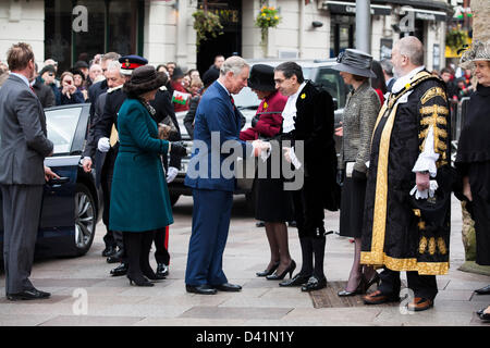 Le Prince de Galles (Prince Charles) et la duchesse de Cornouailles assister à un service de jour St Davids à St Jean le Baptiste l'église paroissiale de la ville de Cardiff au Pays de Galles. assister à un service de jour St Davids au St John the Baptist Church Banque D'Images