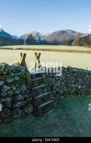 Stile sur muret de pierres sèches frosty matin regardant vers la Petite Venise des Fells, Cumbria, Parc National de Lake District, England, UK Banque D'Images