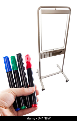 Multi colored pens a tenu jusqu'en face d'un tableau de conférence, associé en post-production sur un fond blanc. Banque D'Images