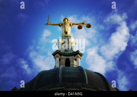 Dame justice sur la partie supérieure de l'Old Bailey à Londres, Angleterre, traités Photoshop effet Lomo. Banque D'Images