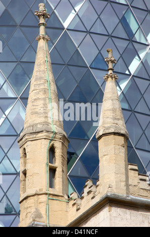 Clocher d'église et le Gherkin gratte-ciel dans la ville de Londres, Angleterre Banque D'Images