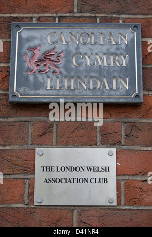 Mur de la langue galloise signe avec dragon rouge marquant le london Welsh Centre, également une affiche murale pour le london welsh club association Banque D'Images