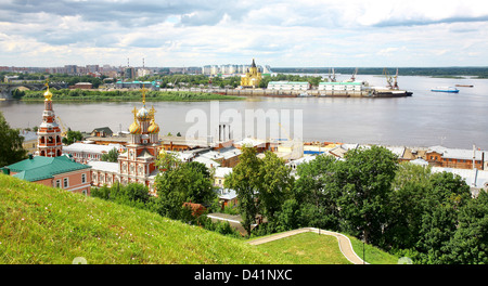 Voir l'église Stroganov juillet Nevsky et de la cathédrale de la Nizhny Novgorod Russie Banque D'Images