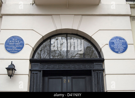 Entrée de maison sur mecklenburgh Square, Londres, avec deux plaques de marquage bleu, maisons de rh tawney et Sir Syed Ahmed Khan Banque D'Images