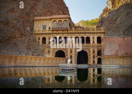 Sacrée du Galta dans le réservoir Monkey Temple près de Jaipur, Rajasthan. Banque D'Images