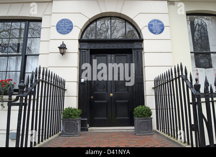 Entrée de maison sur mecklenburgh Square, Londres, avec deux plaques de marquage bleu, maisons de rh tawney et Sir Syed Ahmed Khan Banque D'Images