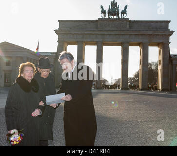 Maire de Berlin, Klaus Wowereit (SPD, R), le président italien Giorgio Napolitano et son épouse Clio Maria Bittoni se tenir devant la porte de Brandebourg sur la Pariser Platz à Berlin, Allemagne, 01 mars 2013. Napolitano a terminé sa visite en Allemagne le même jour. Photo : FLORIAN SCHUH Banque D'Images