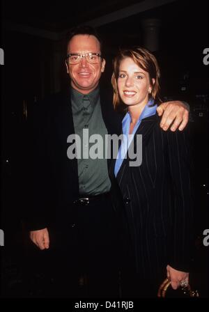 TOM ARNOLD avec épouse Julie Lynn Champnella 1997.k7344lr.WB winter press tour party à Pasadena , CA.(Image Crédit : © Lisa Rose/Photos/ZUMAPRESS.com) Globe Banque D'Images