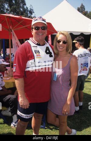 TOM ARNOLD avec épouse Julie Lynn Champnella 1996.k5186lr.Course pour effacer H.S. à UCLA à Los Angeles , CA.(Image Crédit : © Lisa Rose/Photos/ZUMAPRESS.com) Globe Banque D'Images