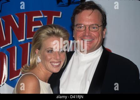 TOM ARNOLD avec épouse Julie Lynn Champnella à la 68e Academy Awards , Planet Hollywood 1996.4322ne.(Image Crédit : © Bob C. Noble/Globe Photos/ZUMAPRESS.com) Banque D'Images