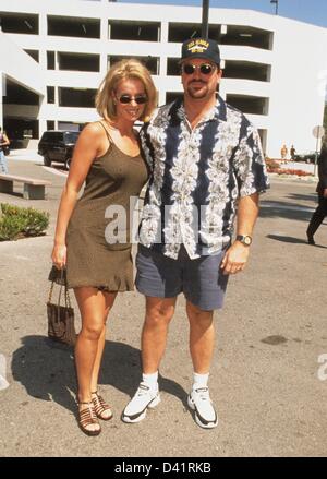 TOM ARNOLD avec épouse Julie Lynn Champnella.Flipper premiere à Universal City, CA. 1996.k4879lr.(Image Crédit : © Lisa Rose/Photos/ZUMAPRESS.com) Globe Banque D'Images