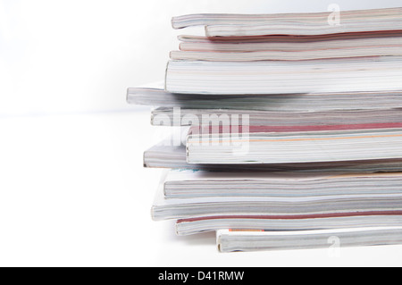 Pile de magazines sur blanc Banque D'Images