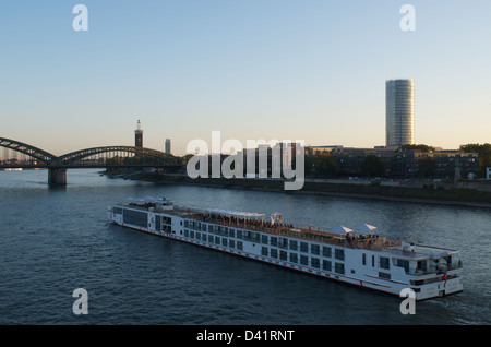 Un bateau de croisière sur le Rhin à Cologne Banque D'Images