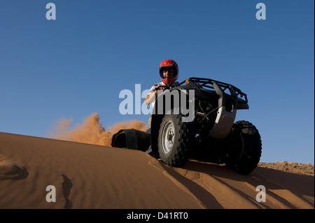 Quad dans les dunes de sable de Serra, la Namibie Kaokoland, Caferna Banque D'Images