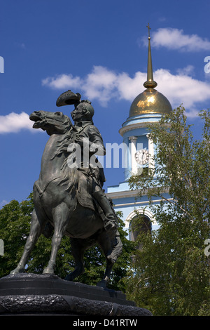 Monument de Souvorov dans le sud-ouest de l'Ukraine, Ismail ville. Cathédrale de l'Intercession sur l'arrière-plan Banque D'Images