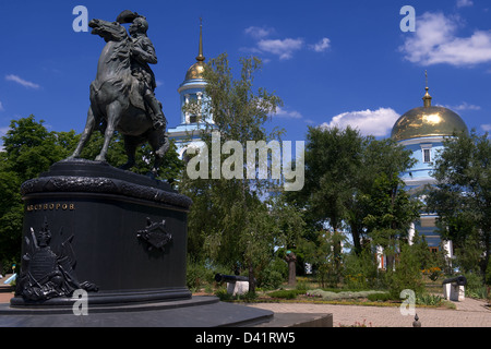 Monument de Souvorov dans le sud-ouest de l'Ukraine, Ismail ville. Cathédrale de l'Intercession sur l'arrière-plan Banque D'Images