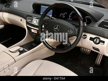 Mercedes CL 500 volant et planche de bord, Winchester, Royaume-Uni, 15 11 2010 Banque D'Images