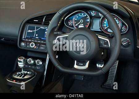 Tableau de bord et volant, Audi R8 Spyder, Richmond, England, UK Banque D'Images