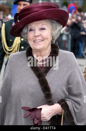 La Reine Beatrix des Pays-Bas assiste à la célébration du 100e anniversaire de l'association "empoté jongeren' (organisation de la jeunesse rurale) et l'ouverture de l'exposition photo '100 ans de volontariat des jeunes sur la campagne' de la province de Gueldre dans Toldijk, 01-03-2013 Photo : PRE-Albert Nieboer / Pays-Bas OUT Banque D'Images