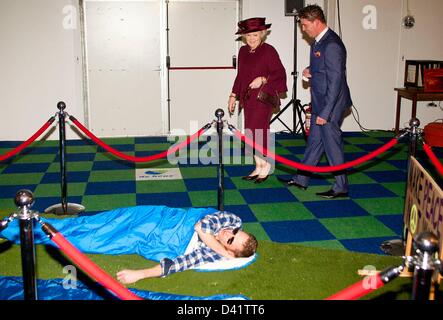 La Reine Beatrix des Pays-Bas assiste à la célébration du 100e anniversaire de l'association "empoté jongeren' (organisation de la jeunesse rurale) et l'ouverture de l'exposition photo '100 ans de volontariat des jeunes sur la campagne' de la province de Gueldre dans Toldijk, 01-03-2013 Photo : PRE-Albert Nieboer / Pays-Bas OUT Banque D'Images