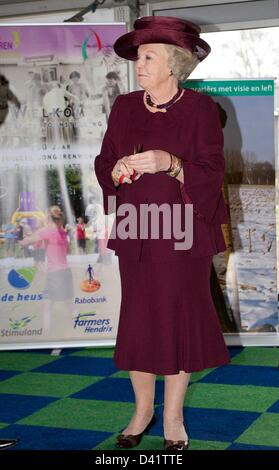 La Reine Beatrix des Pays-Bas assiste à la célébration du 100e anniversaire de l'association "empoté jongeren' (organisation de la jeunesse rurale) et l'ouverture de l'exposition photo '100 ans de volontariat des jeunes sur la campagne' de la province de Gueldre dans Toldijk, 01-03-2013 Photo : PRE-Albert Nieboer / Pays-Bas OUT Banque D'Images