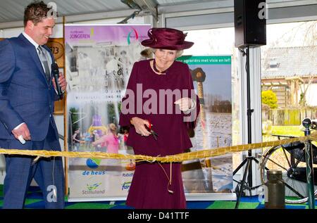 La Reine Beatrix des Pays-Bas assiste à la célébration du 100e anniversaire de l'association "empoté jongeren' (organisation de la jeunesse rurale) et l'ouverture de l'exposition photo '100 ans de volontariat des jeunes sur la campagne' de la province de Gueldre dans Toldijk, 01-03-2013 Photo : PRE-Albert Nieboer / Pays-Bas OUT Banque D'Images