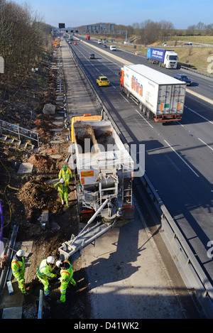 La livraison camion de ciment pour les ouvriers travaillant sur la mise à niveau M62 Leeds, Yorkshire, Royaume-Uni Banque D'Images