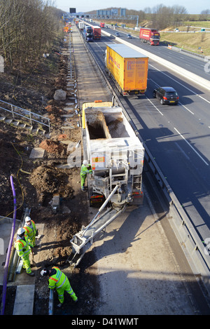 La livraison camion de ciment pour les ouvriers travaillant sur la mise à niveau M62 Leeds, Yorkshire, Royaume-Uni Banque D'Images