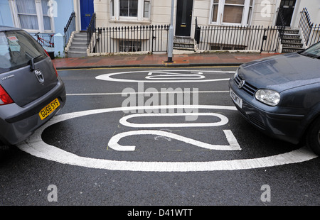 Nouveau 20 mph, des panneaux ont été peints sur les routes de Brighton qu'une nouvelle limite de vitesse est introduit Banque D'Images