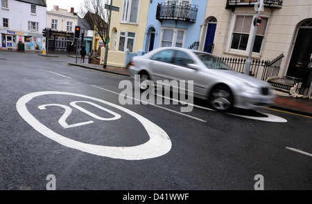 Nouveau 20 mph, des panneaux ont été peints sur les routes de Brighton qu'une nouvelle limite de vitesse est introduit Banque D'Images